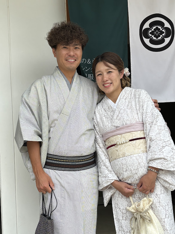 妊婦の奥様の肩を組んだ素敵なご夫婦