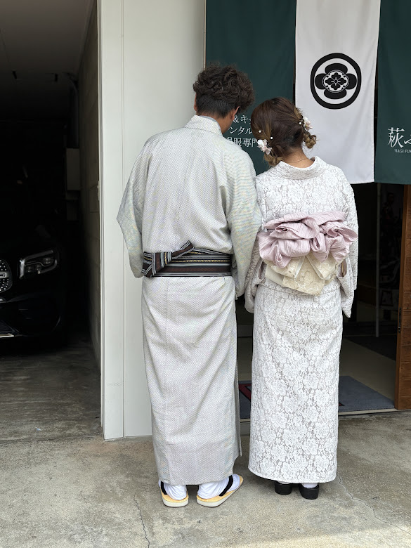 着物の後ろ姿　ご夫婦ツーショット