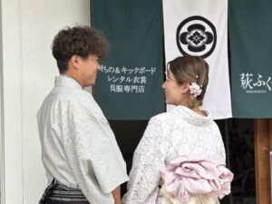 仲良し夫婦の見つめ合うショット