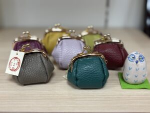 牛革のがま口小物入れ