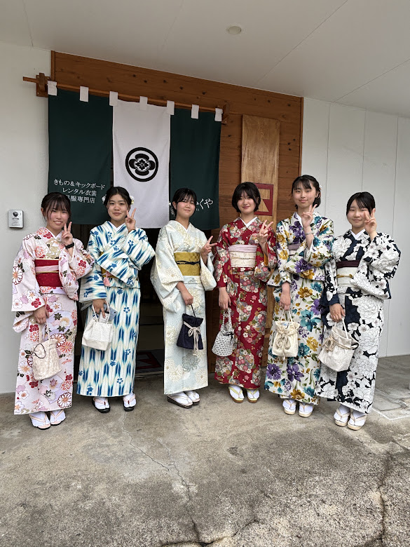 高校の修学旅行生の着物体験