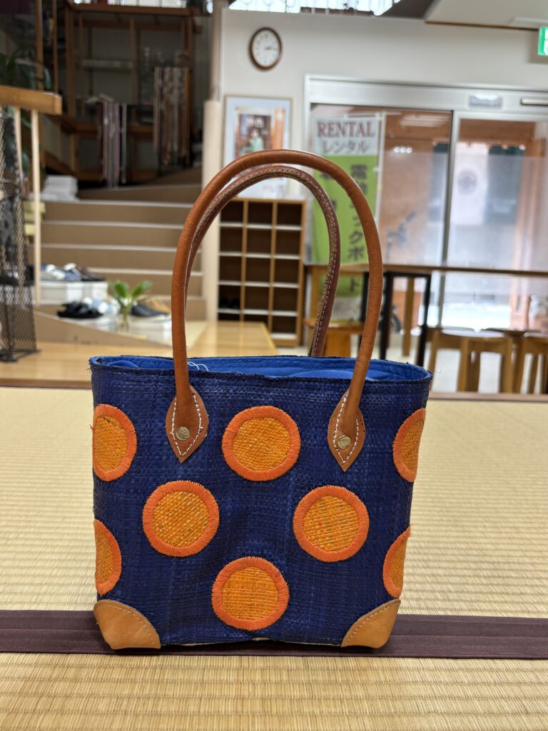 ドット柄のカゴバッグ