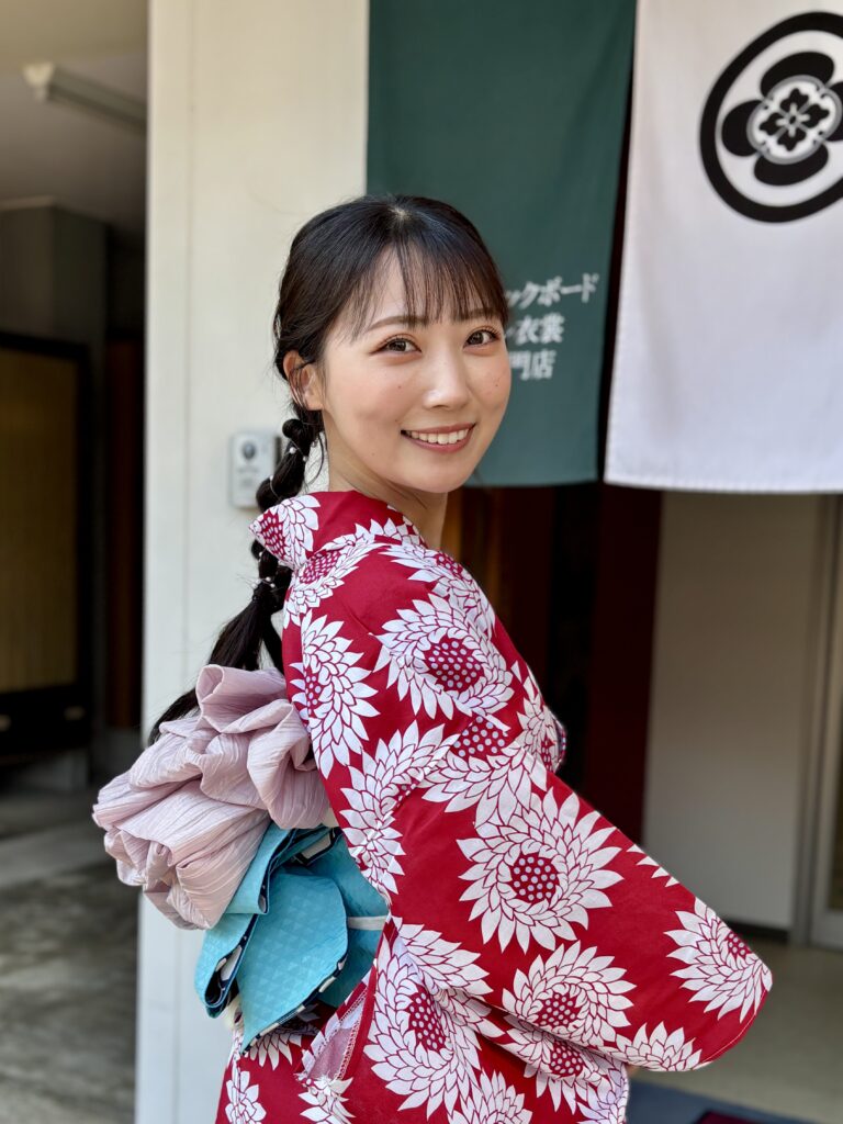 兼頭のぞみさんの可愛い浴衣姿の振り向きショット