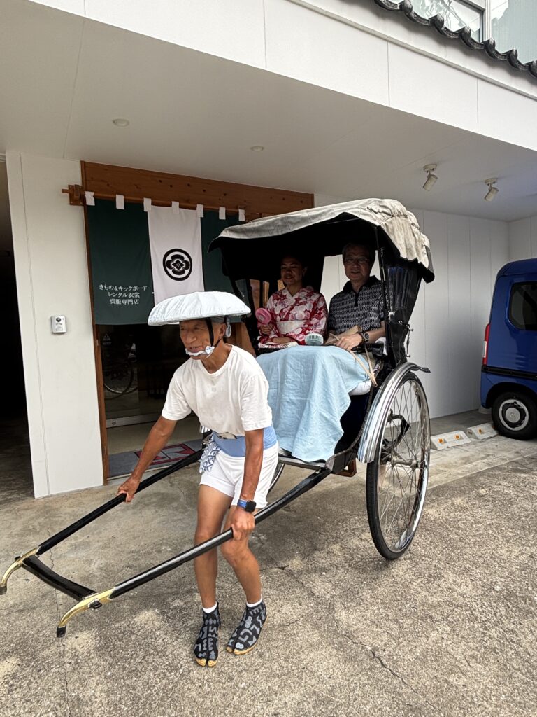 2人で人力車に乗って萩を周遊