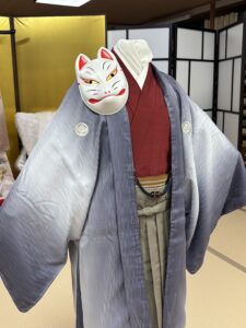 男着物に狐のお面を合わせたコーディネート