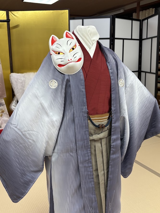 男着物に狐のお面を合わせたコーディネート