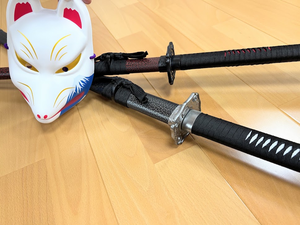 白い狐お面とモノトーンな雰囲気の刀