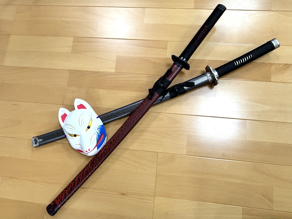 白い狐面に藤さんの柄入り。刀との組み合わせがカッコいい