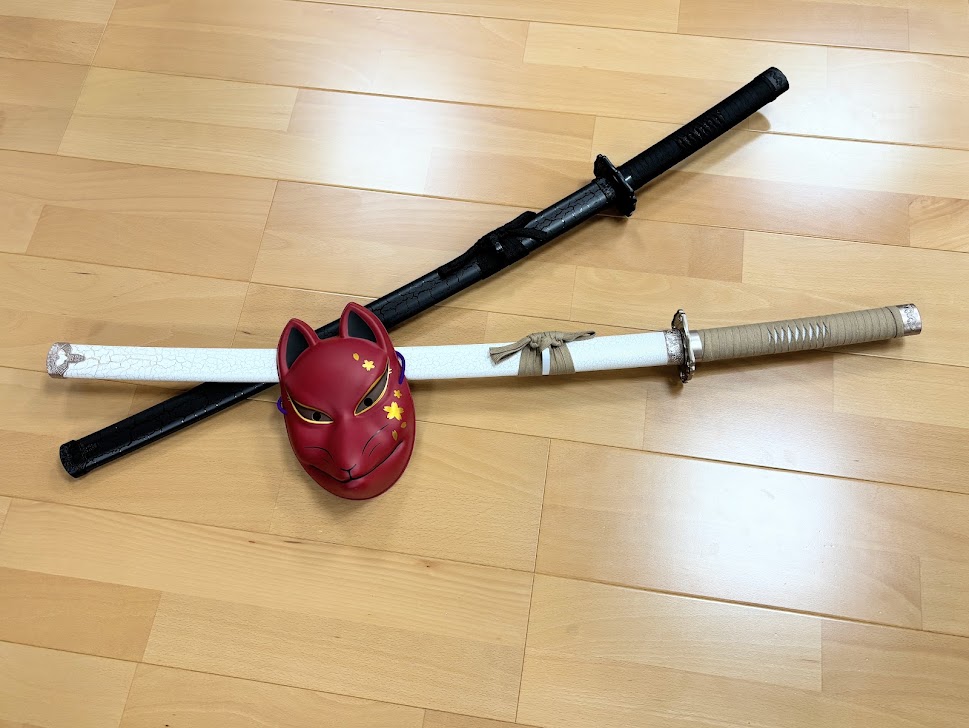 撮影用の刀と狐のお面を付けて萩観光