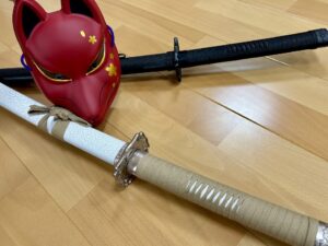 赤い狐面と　撮影用の刀写真