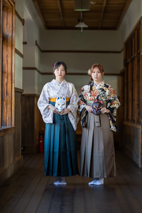 趣ある明倫学舎で袴姿の志士達が写真撮影
