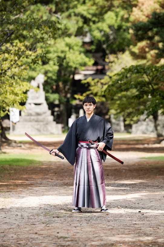 高杉晋作のように指月公園で刀を持つ幕末志士