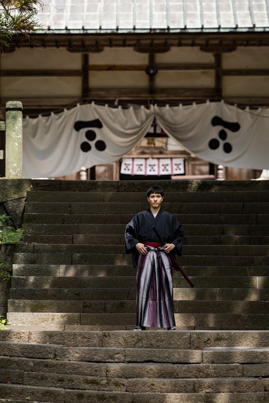 指月神社に立つ志士