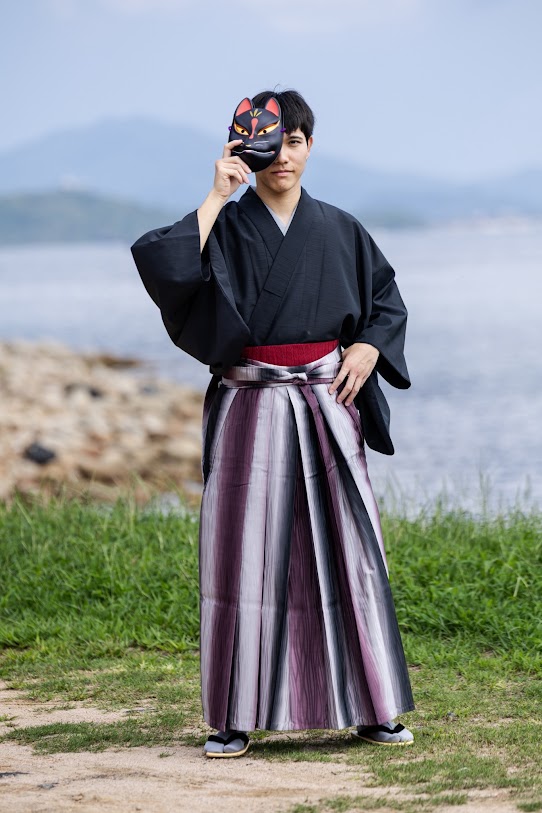 海をバックに狐の面を持つ志士