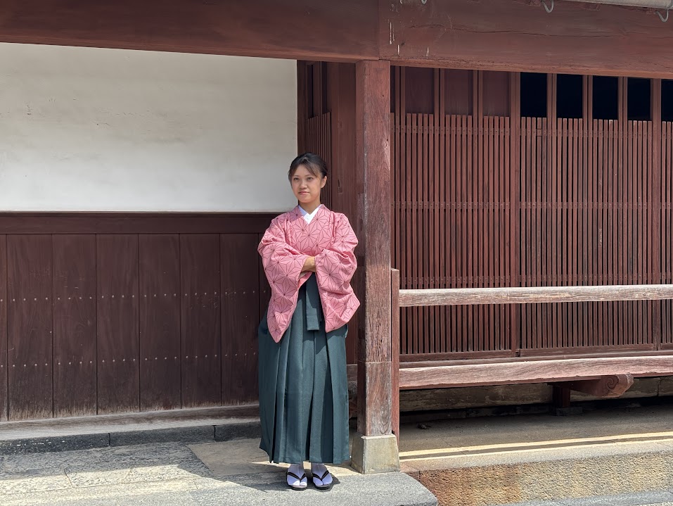 旧久保田家の前でポーズ