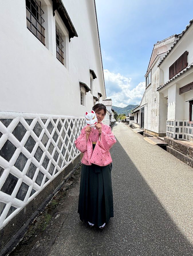城下町の白壁の所で　幕末志士の恰好で記念撮影