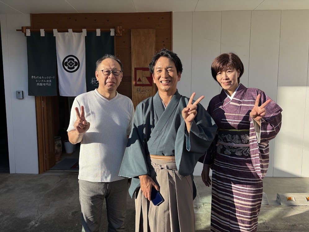 沖田アナウンサーとポーズ写真