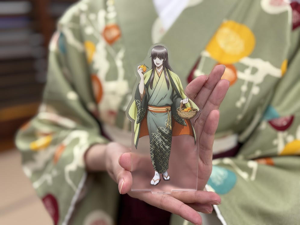銀魂ファンの推し活グッズを持つ女の子