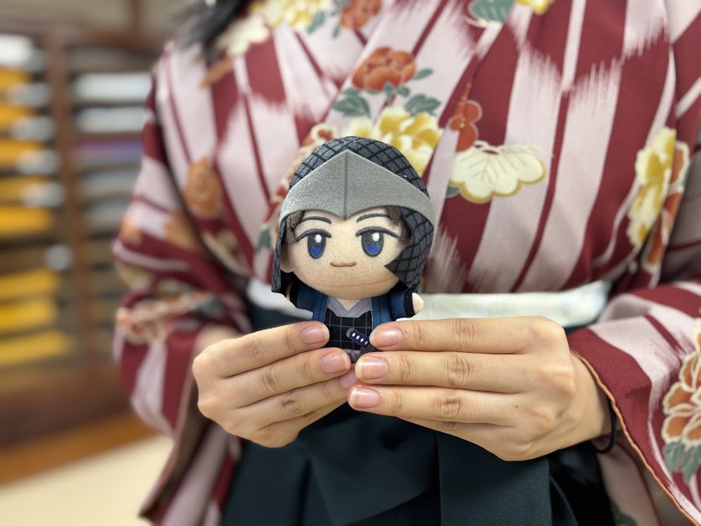 推し活のマスコットを持った女の子
